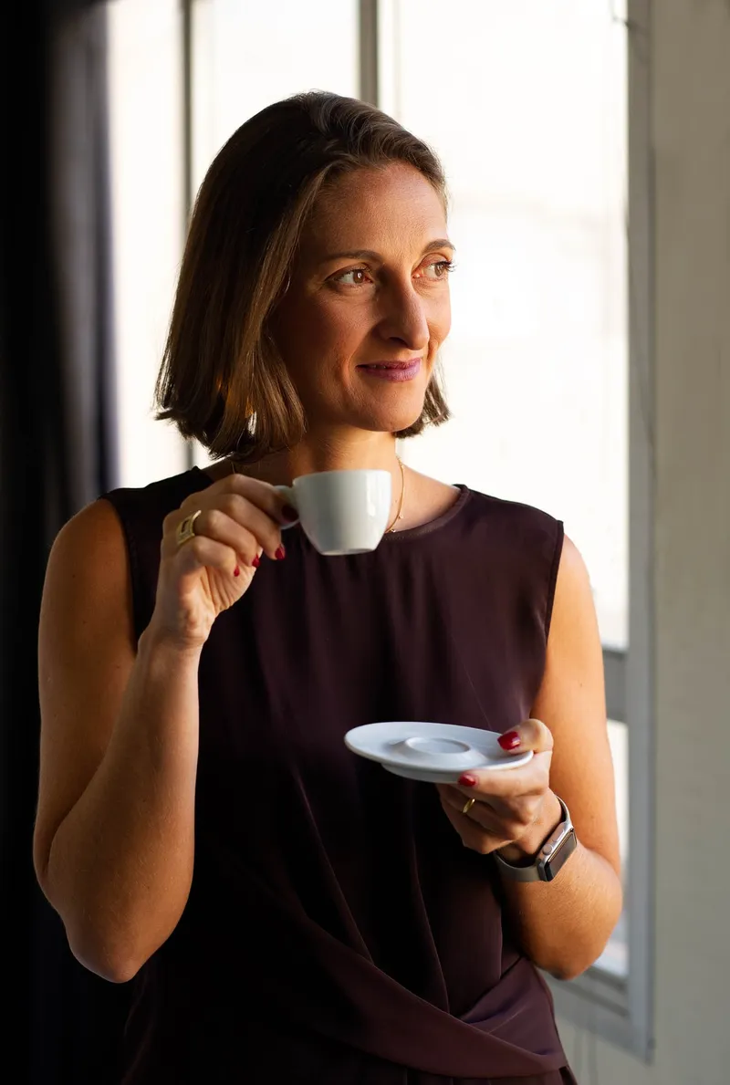 Andrea Castelli segurando uma xícara de café